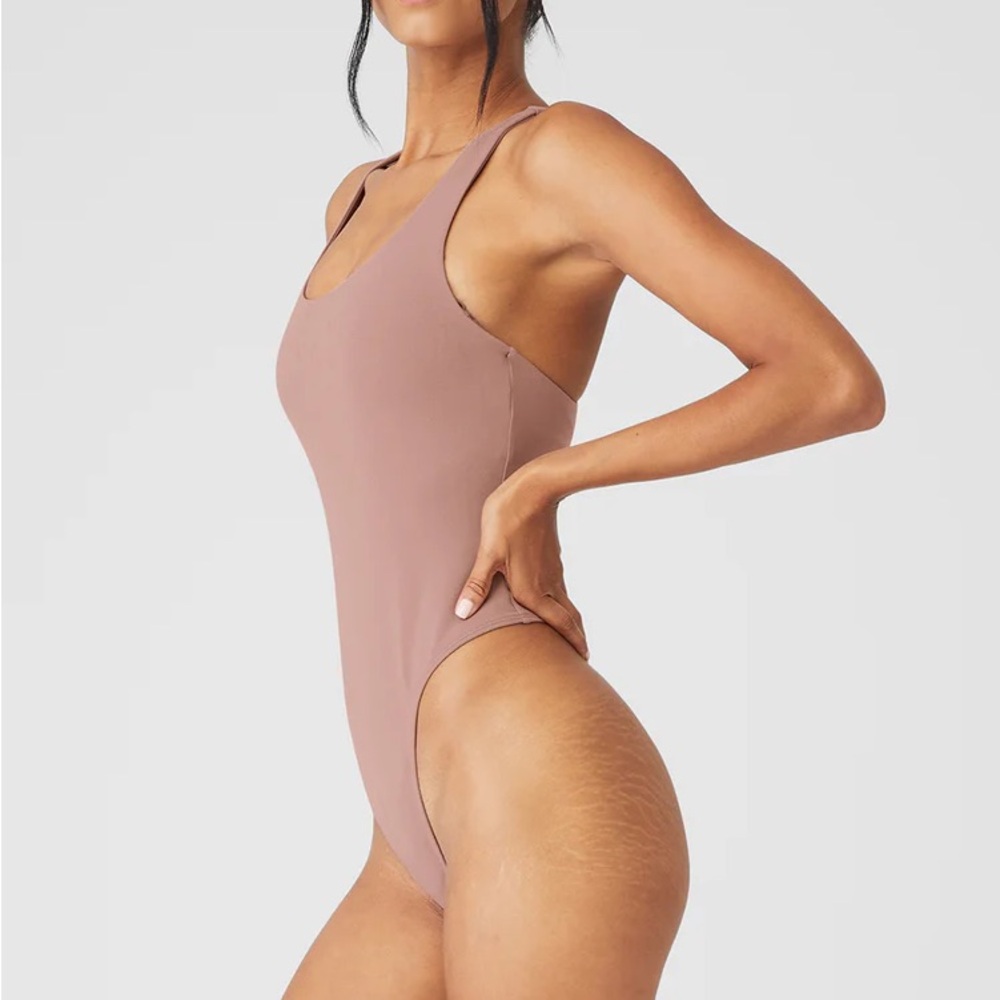 ALO YOGA sleek back bodysuit in Smoky Quartz sz XXS